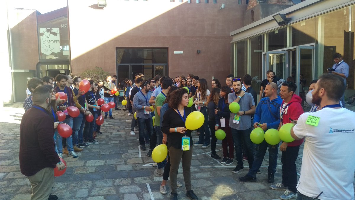L'inizio di <a href="/swcatania/">Startup Catania</a> è sempre dirompente: scarpe, palloncini, foto con i droni. Insomma, cosa volevate di più? #SWCatania17