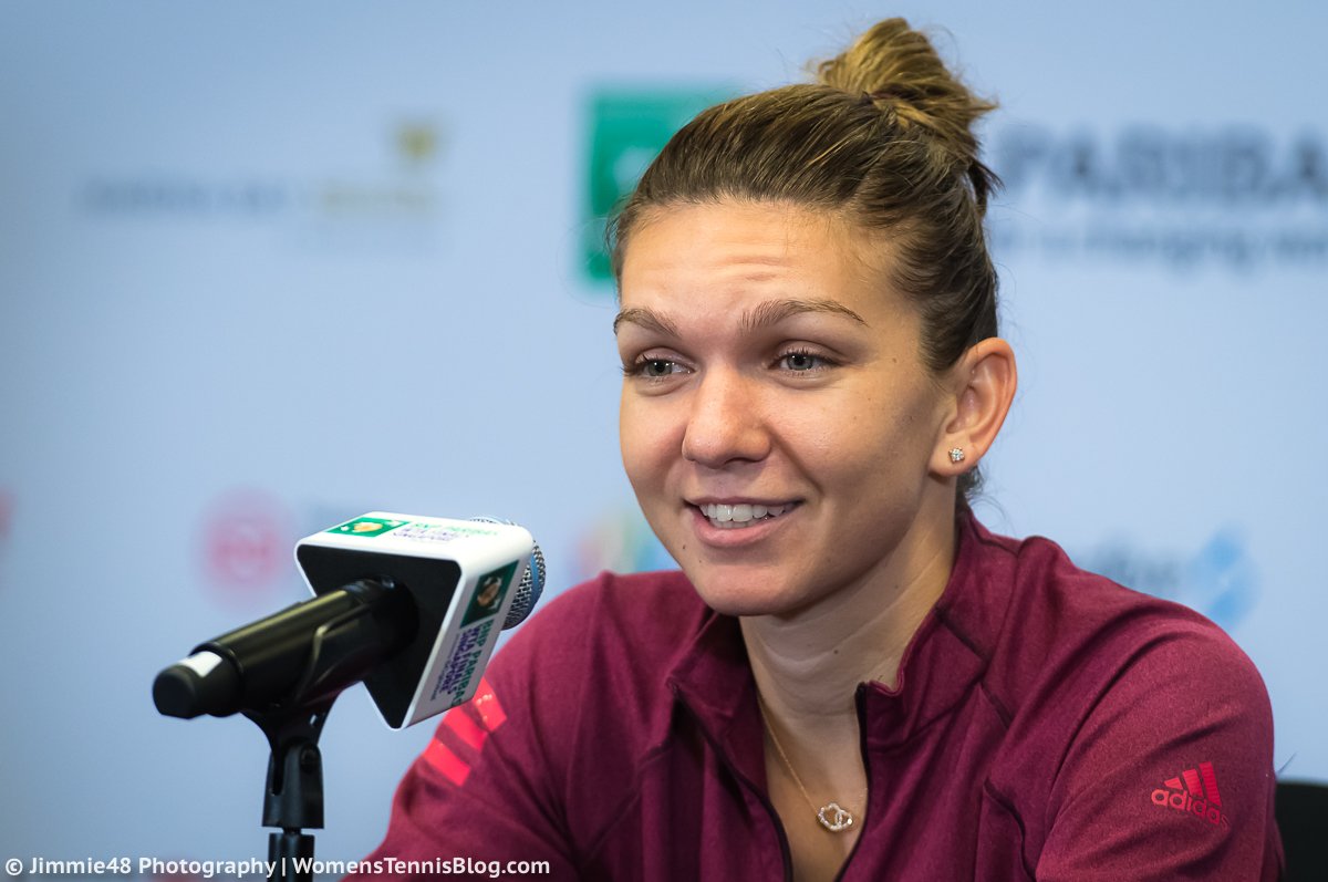 JJlovesTennis's tweet image. „I’ll miss you!“

@Simona_Halep saying goodbye to @FortyDeuceTwits during her last press conference of the 2017 season.