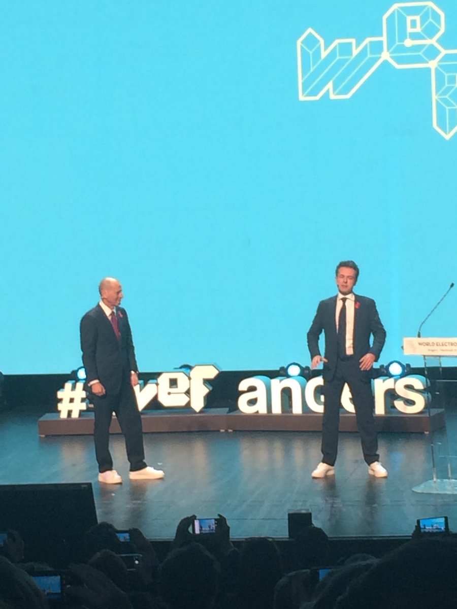 moisan49's tweet photo. @ChristopheBechu    Hyper connecte 👍🏽 https://t.co/9d252YNsFY
