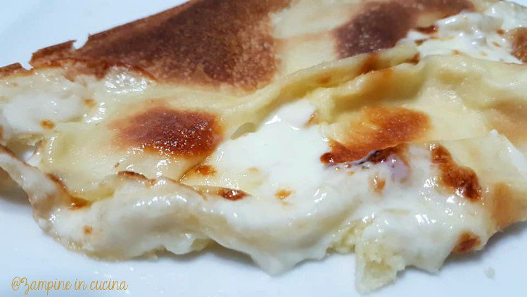 Conoscete la focaccia al formaggio di Recco? siete in tempo per farla stasera!!
zampineincucina.ifood.it/focaccia-forma…