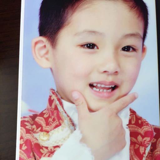 yukot_nakamoto's tweet photo. He turn 21years old today (Korean age) lets say happy birthday to the pure Dong Sicheng 💛💛 we love you 💛
#HappyWinWinDay
#28Oct2017 https://t.co/nMBmygCHLB