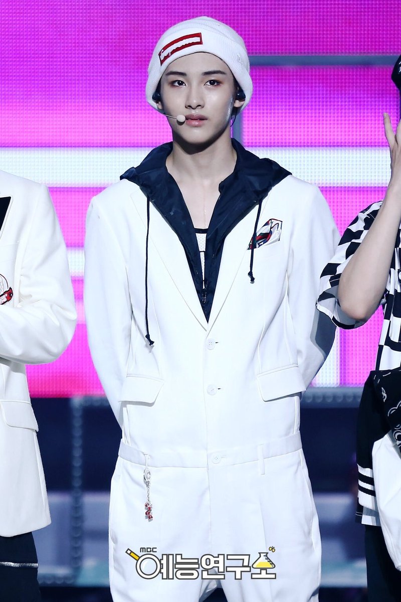 yukot_nakamoto's tweet photo. He turn 21years old today (Korean age) lets say happy birthday to the pure Dong Sicheng 💛💛 we love you 💛
#HappyWinWinDay
#28Oct2017 https://t.co/nMBmygCHLB