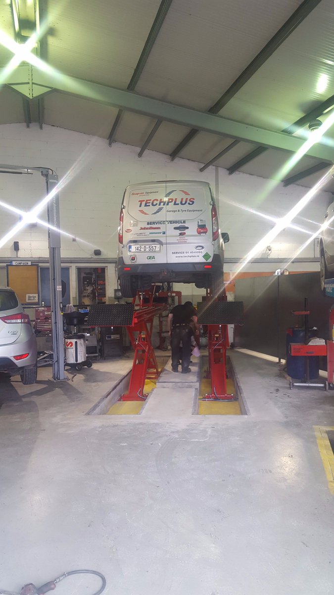 Techplus_Ltd's tweet image. Cooney Motors have new FOX50 Alignment Scissor lift installed