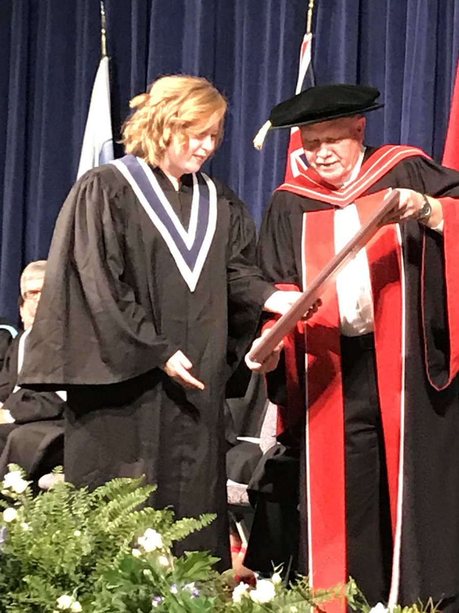 ERdocsCanada's tweet photo. Dr Amanda Bell, @MacHealthSci  Niagara Regional Campus Assisstant Dean, receives honorary diploma in health sciences @niagaracollege https://t.co/VDwdu0MDim
