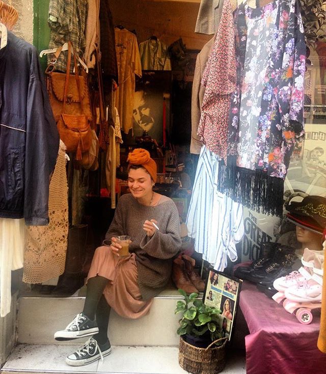 Eteği belinde , 🌹 de takmış :)