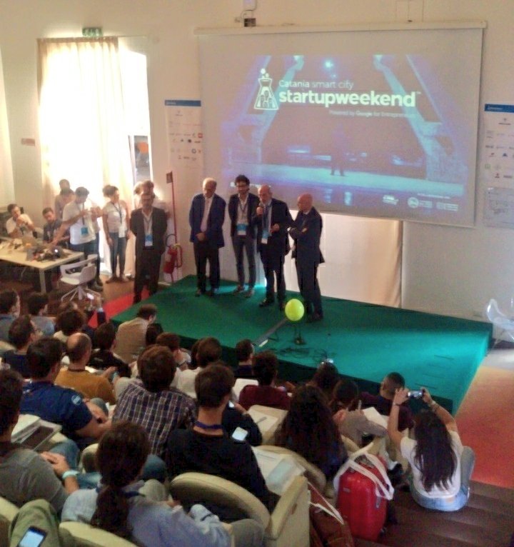 Ospite d'onore il primo giorno di #SWCatania17: il rettore di <a href="/StudentiUnict/">Studenti Unict</a> è passato per un  in bocca al lupo ai ragazzi!