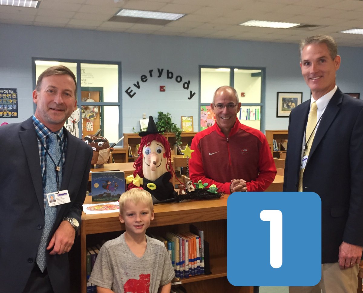 A HUGE thank you to @RobClayton10 @toddhazel1 @RepJimDeCesare for judging pumpkins today! #primarywinners #wcpsleads