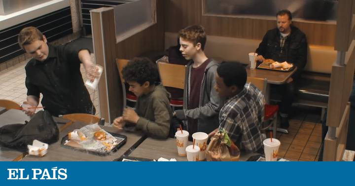 App_Colegios's tweet photo. Una campaña muestra cómo la gente 'salvaría' antes su hamburguesa que a un chico que sufre #acoso. Vía @el_pais  https://t.co/Vvp23via9t https://t.co/qehExLjOu4