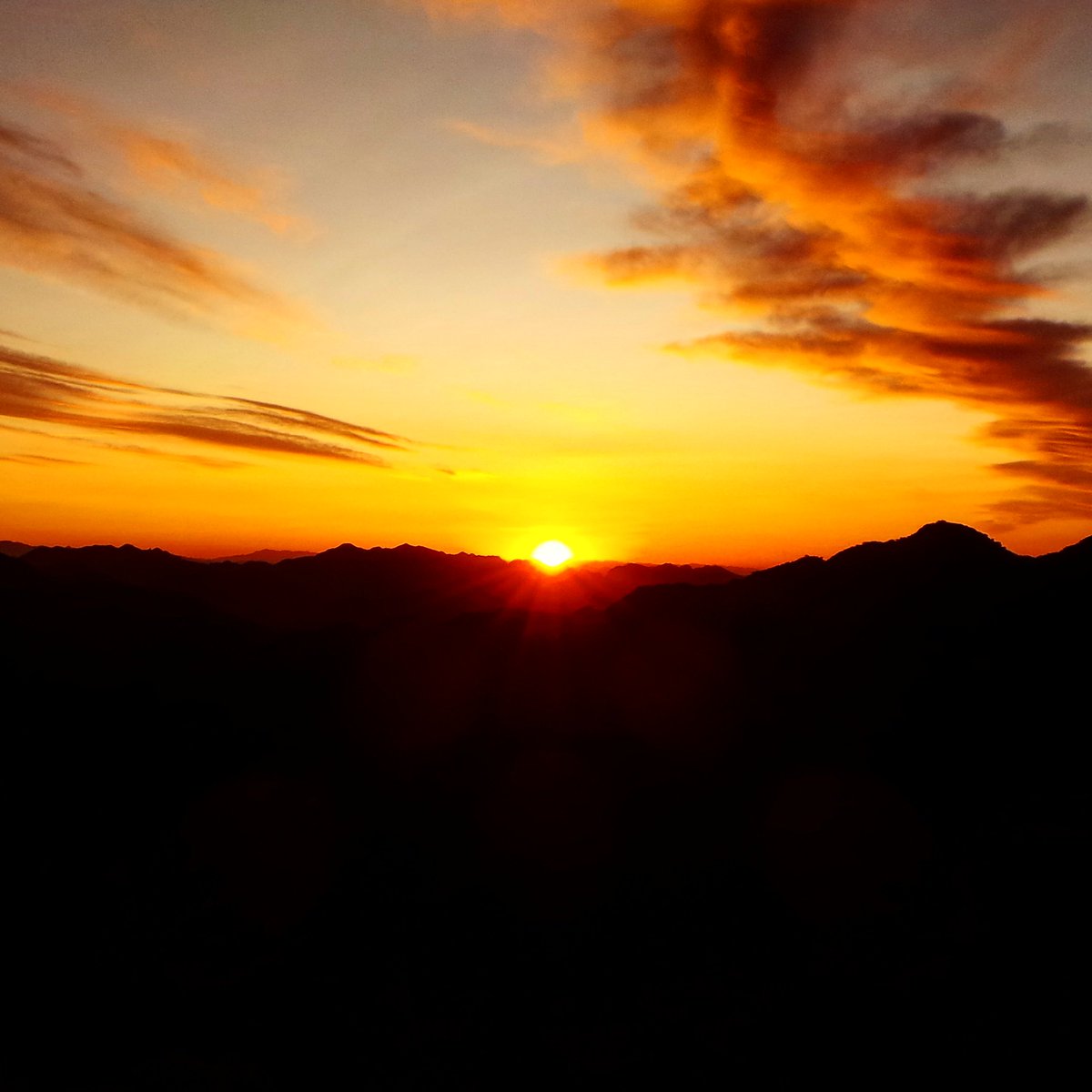 Snappy_Tappy's tweet photo. Day 13 - #sunset on the #GreatWallofChina. #beijing #goldenhour #landmark #wonderoftheworld #china #travel @STATravel_UK @theDragonTrip https://t.co/LU45ucCLSb