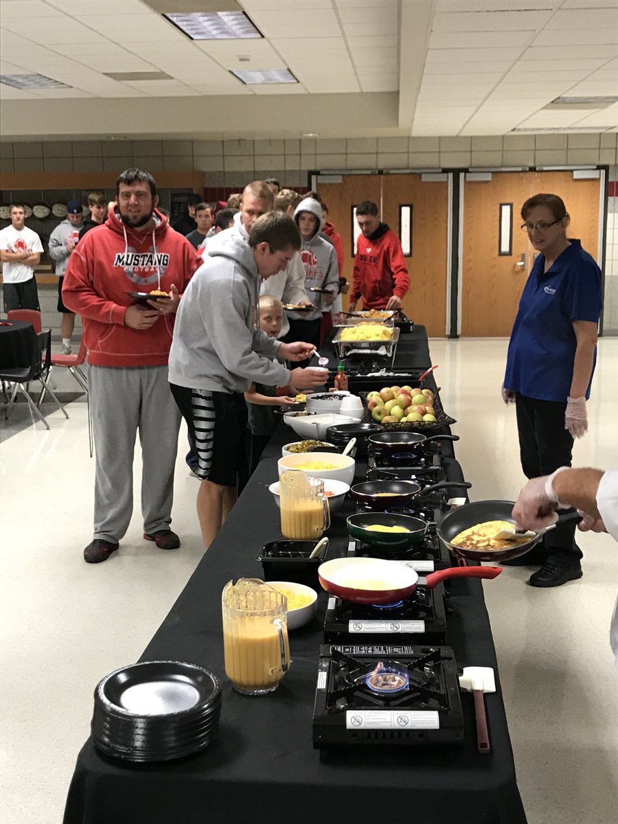 This is how you kickoff gameday with a team breakfast! Thx to @DCGnutrition for the great meal and your support. #gamedayfuel
#timetogo!