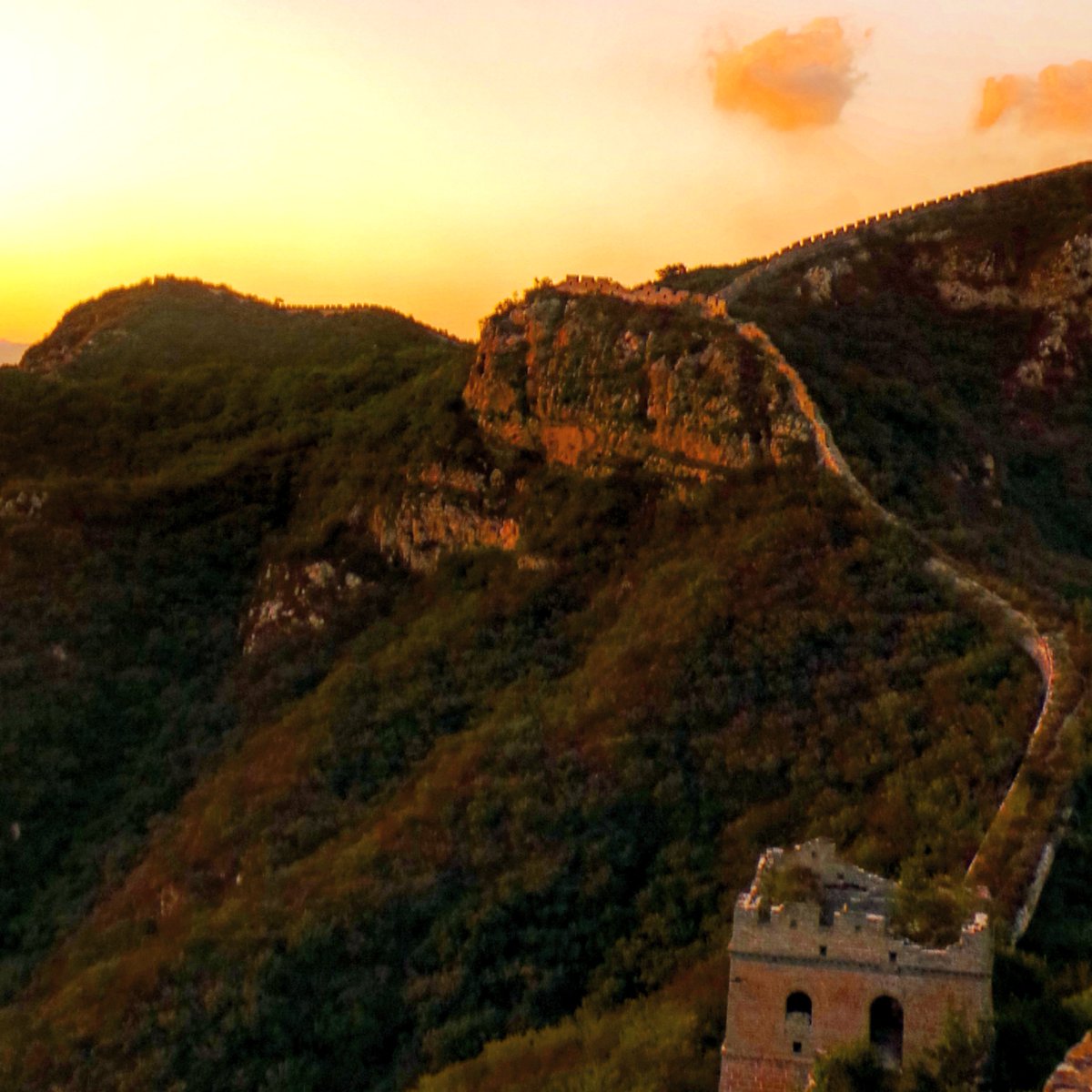 Snappy_Tappy's tweet photo. Day 13 - #Hiking up to the #GreatWallofChina. #beijing #goldenhour #landmark #wonderoftheworld #china #travel @STATravel_UK @theDragonTrip https://t.co/jg0MjcZiEY
