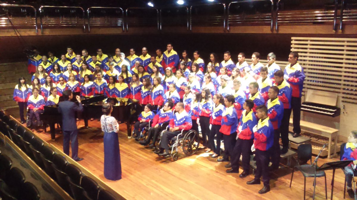 Parte de nuestra muestra oficial por parte del Coro de Manos Blancas. #LaMúsicaNosUne