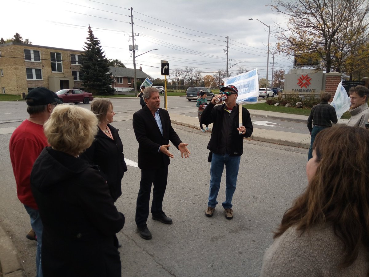 Martin_Healy's tweet photo. @opseulocal110 Oxford St. Picket Visited By Don Lafleur from Canadian Labour Congress https://t.co/Zc40sxW1wU