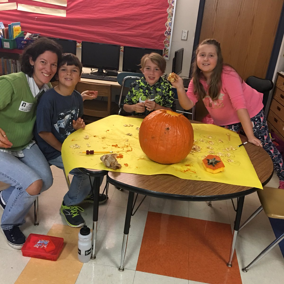 MrsArcano_SNIS's tweet photo. Sorting and counting pumpkin seeds today! https://t.co/CIV9WLQJiS