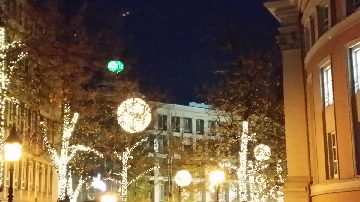 Essen_Ruhr's tweet photo. So, Feierabend - #SchichtimSchacht für heute. Gute Nacht, Essen! 😴
#Lichtwochen
#Probeleuchten https://t.co/M5yANJgGAE