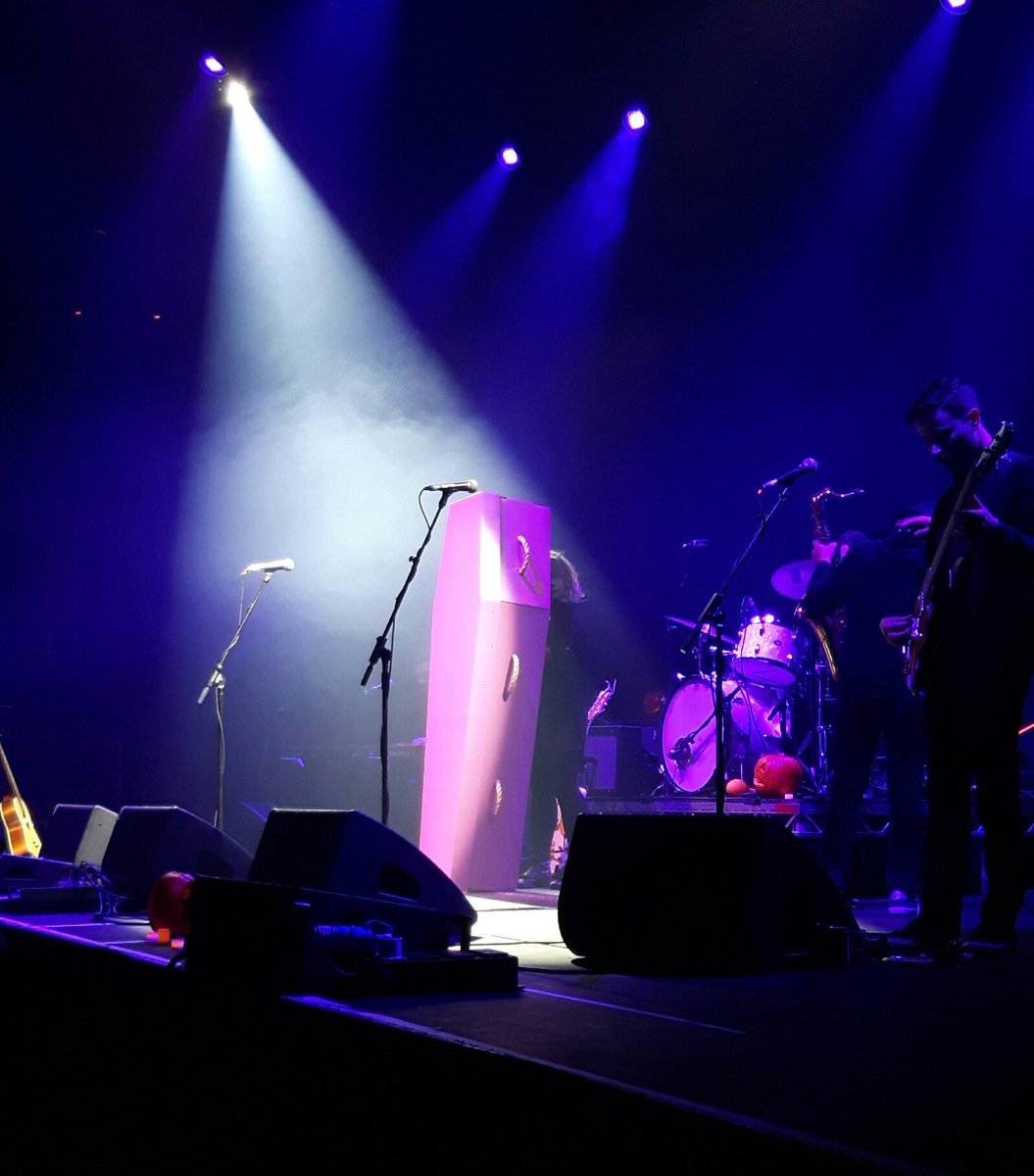 andy_stant's tweet image. A very quiet @ezrafurman on Halloween, at the start of the gig at the legendary Roundhouse in London last year.