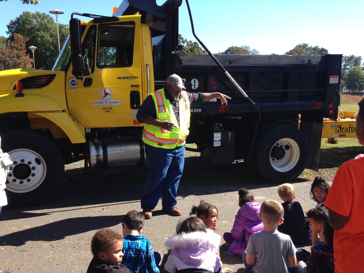 dbgmathtime's tweet photo. K-2 Vehicle Career Day @SouthForkElem continued... @VMSTheMathLady #wsfccv https://t.co/atzzI4AWb3