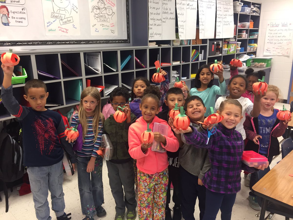 kwoninsecond's tweet photo. We made some awesome 3D paper pumpkins during our Fun Friday!! https://t.co/eAOHv0ipqM