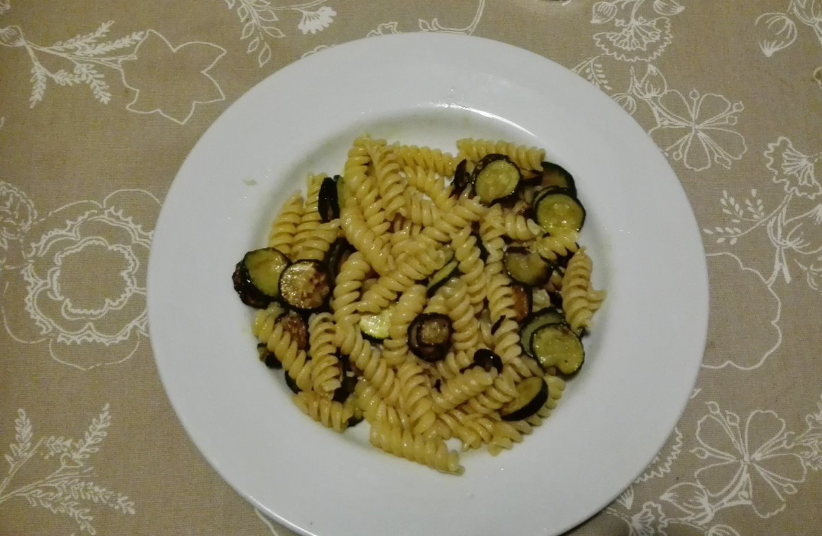 giuliamusella's tweet photo. Pe' fá la vita meno amara pasta e zucchine e #propaganda https://t.co/zAdGwX4ch9