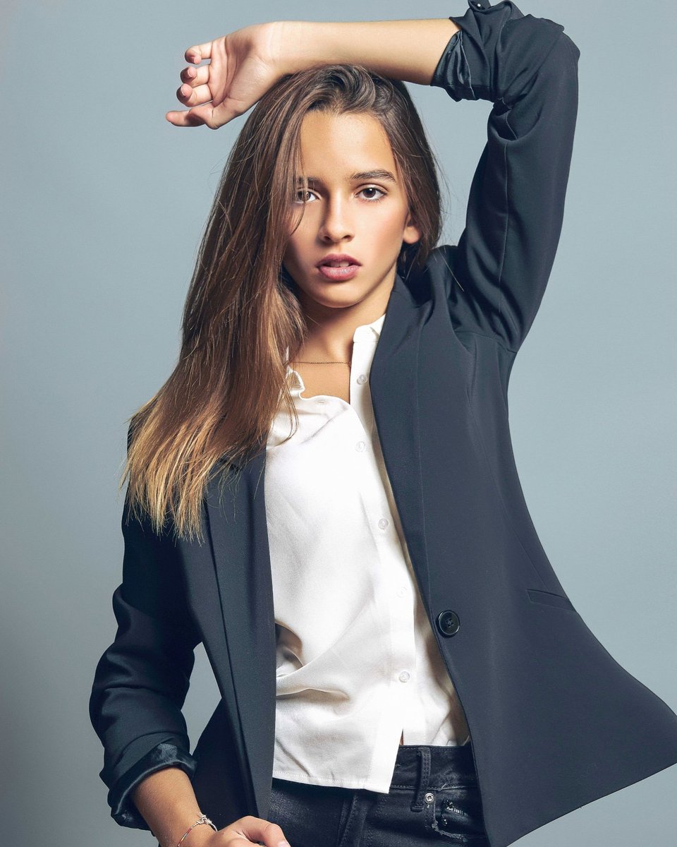 MariaQMCJ3's tweet photo. Gracias #ushukids por esta foto estilo @VogueSpain que me encanta 🔝 #minimodels #fashionblogger #modateen #stradilooks https://t.co/4EyPabmycR