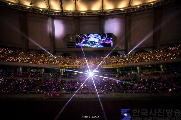 6kies_global's tweet photo. "Hey, Yellkies💛#SECHSKIES is here!"  News article with great pics! For more: https://t.co/RwXZVDWN31

#SECHSKIES #YG #kpop #ANOTHER_LIGHT https://t.co/kUrFE72rsw