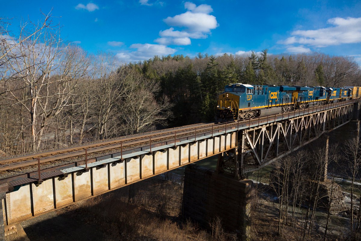 CSX's tweet photo. Happy #RailFanFriday! Raise your hand if you're a fan of #fuelefficiency for your shipping needs. ✋ https://t.co/md1WEahSl8
