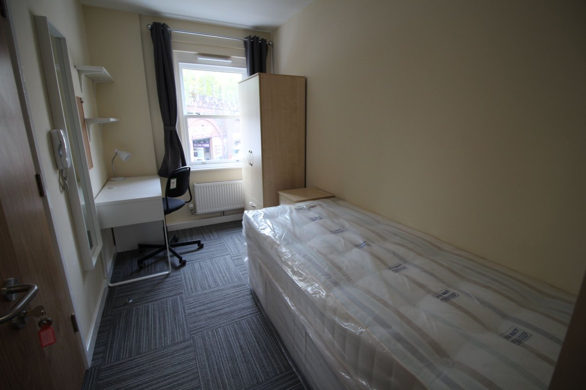 studenthomesnet's tweet photo. **STUDENT PROPERTY MOSS HOUSE**
-15 bedrooms
-en suite &amp; non en suite rooms
-Newly built
-Includes bills

Call 01926 422 077 for viewing! https://t.co/GFkRNgr7k0