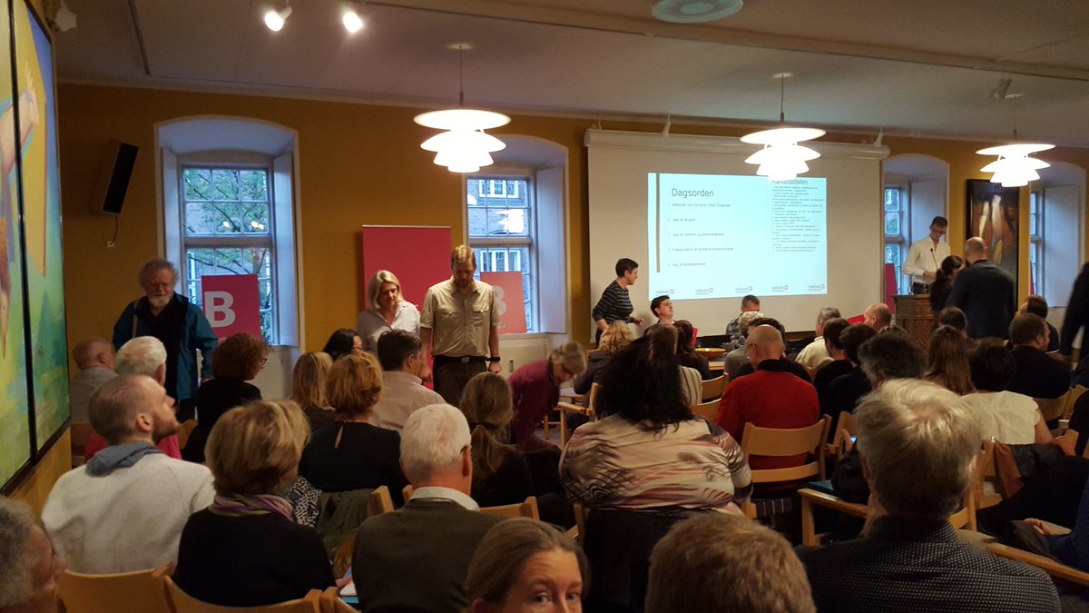 alinaprotsyk's tweet photo. Medlemsmøde om valg af spidskandidat #kv17København #radikale https://t.co/nVHPKjRZ0m