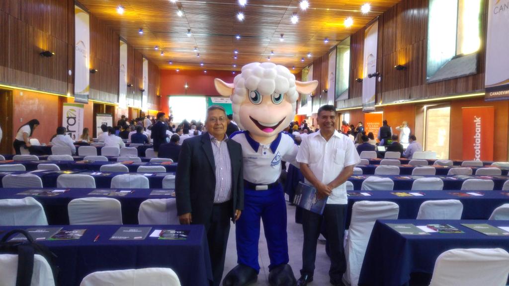 Ervingcirculo's tweet photo. #CocoCordero y directivos de @AcreimexOficial presentes en la XXVIII Convencion Nal de @canadevi @CANADEVINAC https://t.co/cAZAxpfN1U