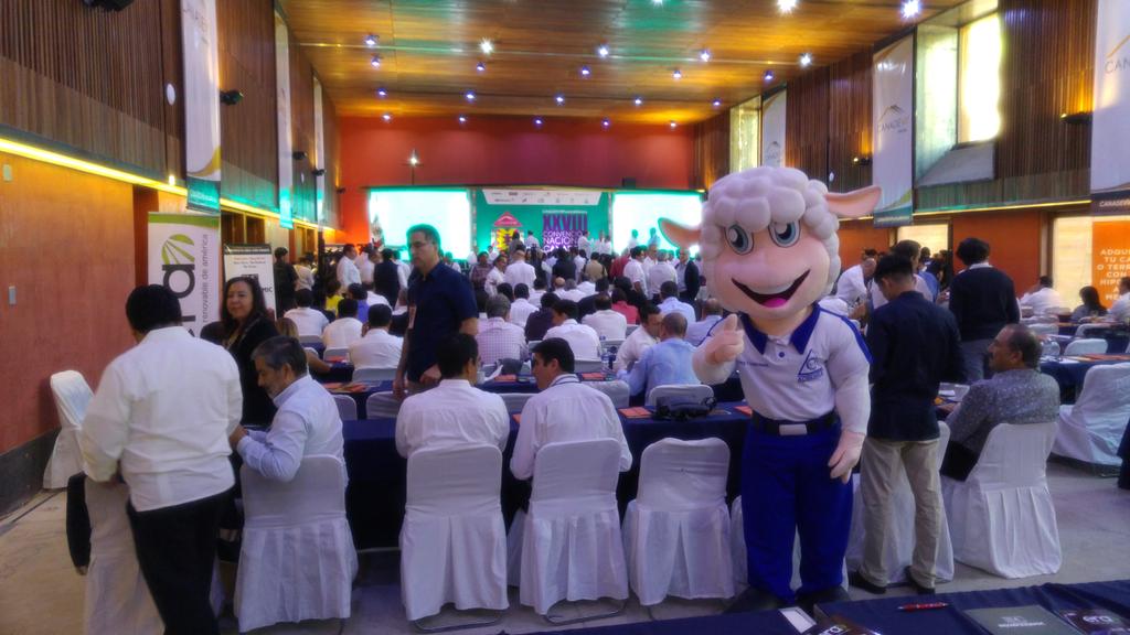 Ervingcirculo's tweet photo. #CocoCordero y directivos de @AcreimexOficial presentes en la XXVIII Convencion Nal de @canadevi @CANADEVINAC https://t.co/cAZAxpfN1U