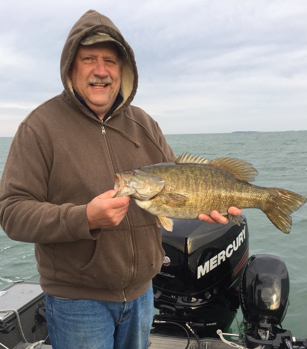 JimHanleyguide's tweet photo. Tom s with his biggest #smallmouth ever. 5.8 is not a bad fall fish. #mercurycatchoftheweek #mercuryproteam #lakeerie #bass #fishing https://t.co/oWQnfqKokc