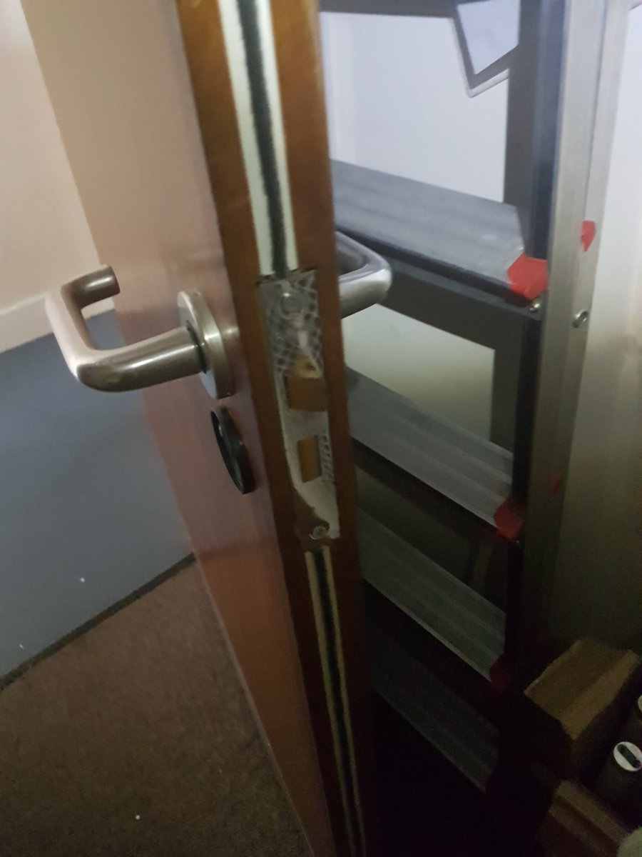 1stchoicelocks1's tweet photo. Another office block, another lost key. Open sesame. #commercial #locksmiths #firstchoice #exeter #locksopened https://t.co/Vhu5YfsBUO