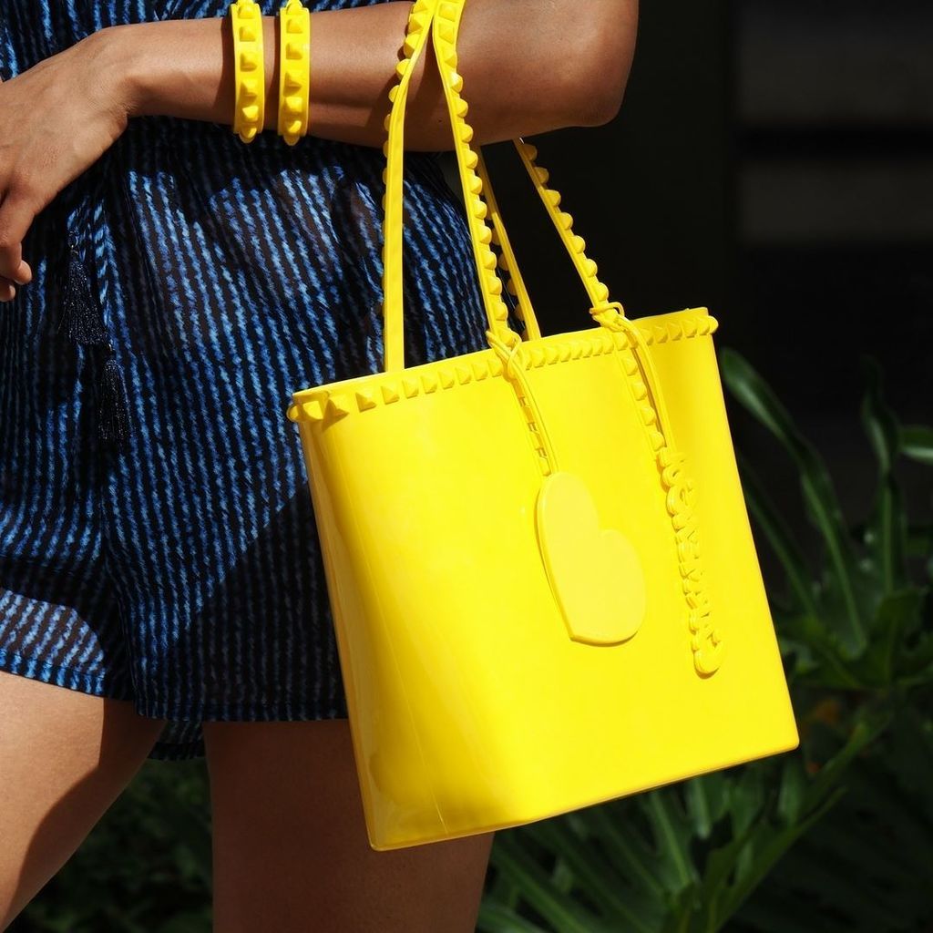 carmensolitaly's tweet photo. When your accessories brighten up your day! 💛 #studs #carmensol #carmensolofficial #tote #handbag #baggrab #style #stylish #purse #shopping… https://t.co/1MihDeoFm2
