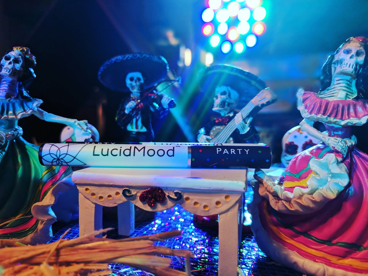 lucid_mood's tweet photo. Big weekend coming up! Be sure to get your #PartyPen to enjoy with friends.
#SelectEffect #awake #clearheaded #talkative #co2oil #terpenes https://t.co/GRLb10UWpX