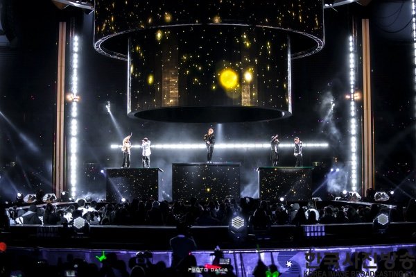 6kies_global's tweet photo. "Hey, Yellkies💛#SECHSKIES is here!"  News article with great pics! For more: https://t.co/RwXZVDWN31

#SECHSKIES #YG #kpop #ANOTHER_LIGHT https://t.co/kUrFE72rsw