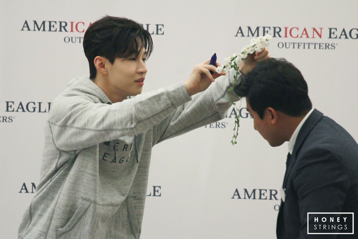 honeystrings's tweet photo. 171025 AMERICAN EAGLE SIGN EVENT (PART 1) 4P (no edit , no logo removal , no commercial use ) honeystrings website will be reopen later:) https://t.co/StPrNpbepF