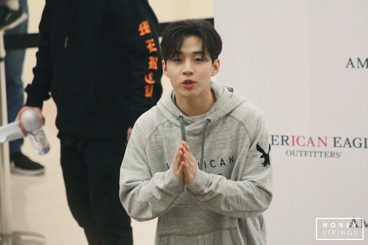honeystrings's tweet photo. 171025 AMERICAN EAGLE SIGN EVENT (PART 1) 4P (no edit , no logo removal , no commercial use ) honeystrings website will be reopen later:) https://t.co/StPrNpbepF