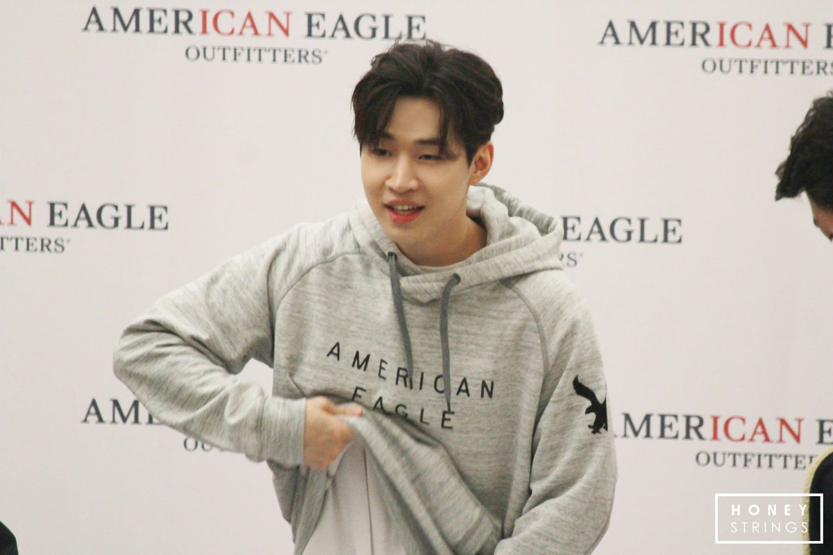 honeystrings's tweet photo. 171025 AMERICAN EAGLE SIGN EVENT (PART 2) 4P (no edit , no logo removal , no commercial use ) honeystrings website will be reopen later:) https://t.co/bS7FsGqHiy