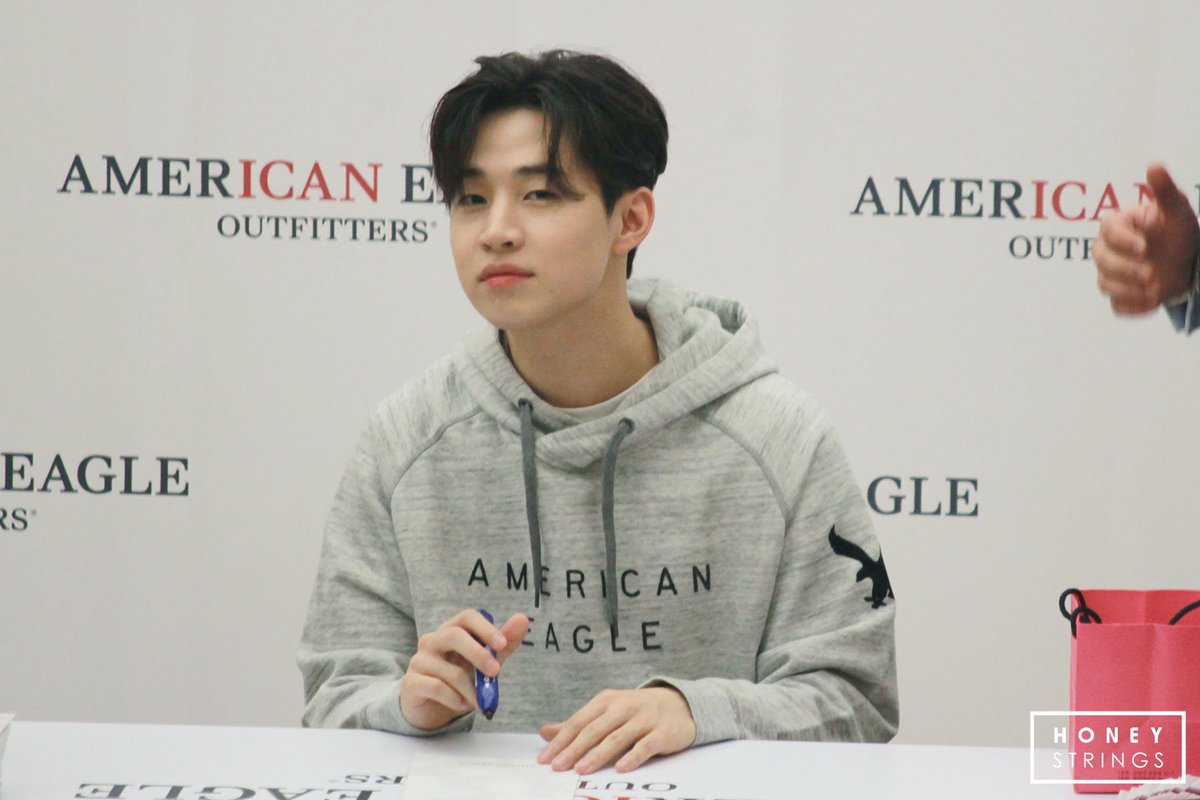 honeystrings's tweet photo. 171025 AMERICAN EAGLE SIGN EVENT (PART 3) 4P (no edit , no logo removal , no commercial use ) honeystrings website will be reopen later:) https://t.co/QD9z99eBNE