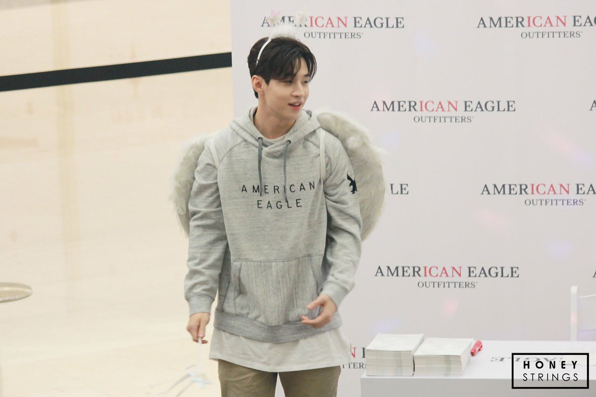 honeystrings's tweet photo. 171025 AMERICAN EAGLE SIGN EVENT (PART 3) 4P (no edit , no logo removal , no commercial use ) honeystrings website will be reopen later:) https://t.co/QD9z99eBNE
