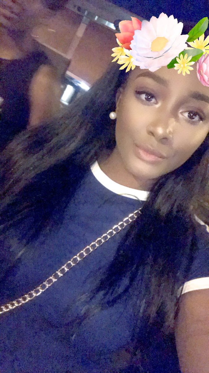 lilmisslexis's tweet image. Ain’t wore makeup in forever but I miss it 😕