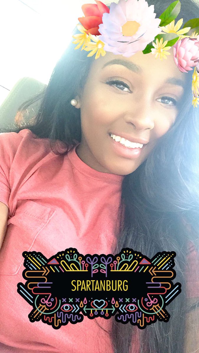 lilmisslexis's tweet image. Ain’t wore makeup in forever but I miss it 😕