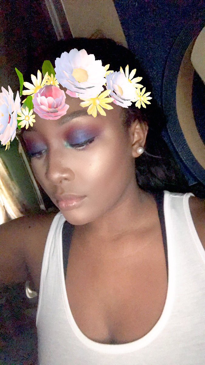 lilmisslexis's tweet image. Ain’t wore makeup in forever but I miss it 😕