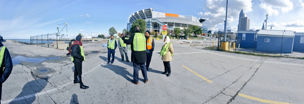 CleWorldAffairs's tweet photo. Oman #IVLP visit to @portofcleveland to see operation that handles 13 M tons of cargo. @MeridianIntl #clevelandviews https://t.co/kB71QSCWUT
