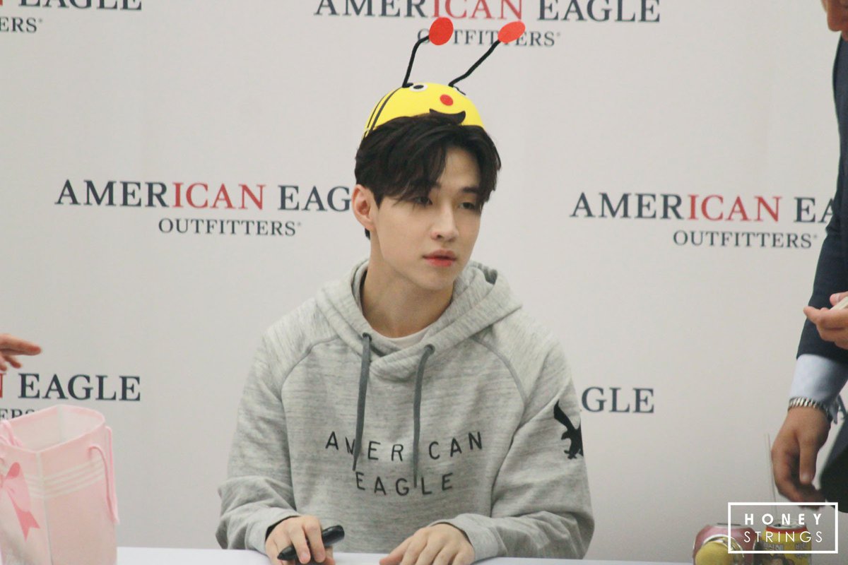 honeystrings's tweet photo. 171025 AMERICAN EAGLE SIGN EVENT (PART 4) 4P (no edit , no logo removal , no commercial use ) honeystrings website will be reopen later:) https://t.co/qxYrWf7U6t