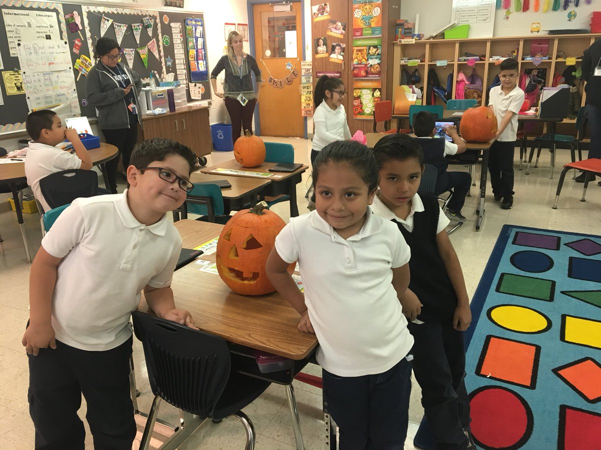 stepholson44's tweet photo. @erin_oreshkov carved pumpkins with us today! #D83Spartans https://t.co/XF9IUPwUA7
