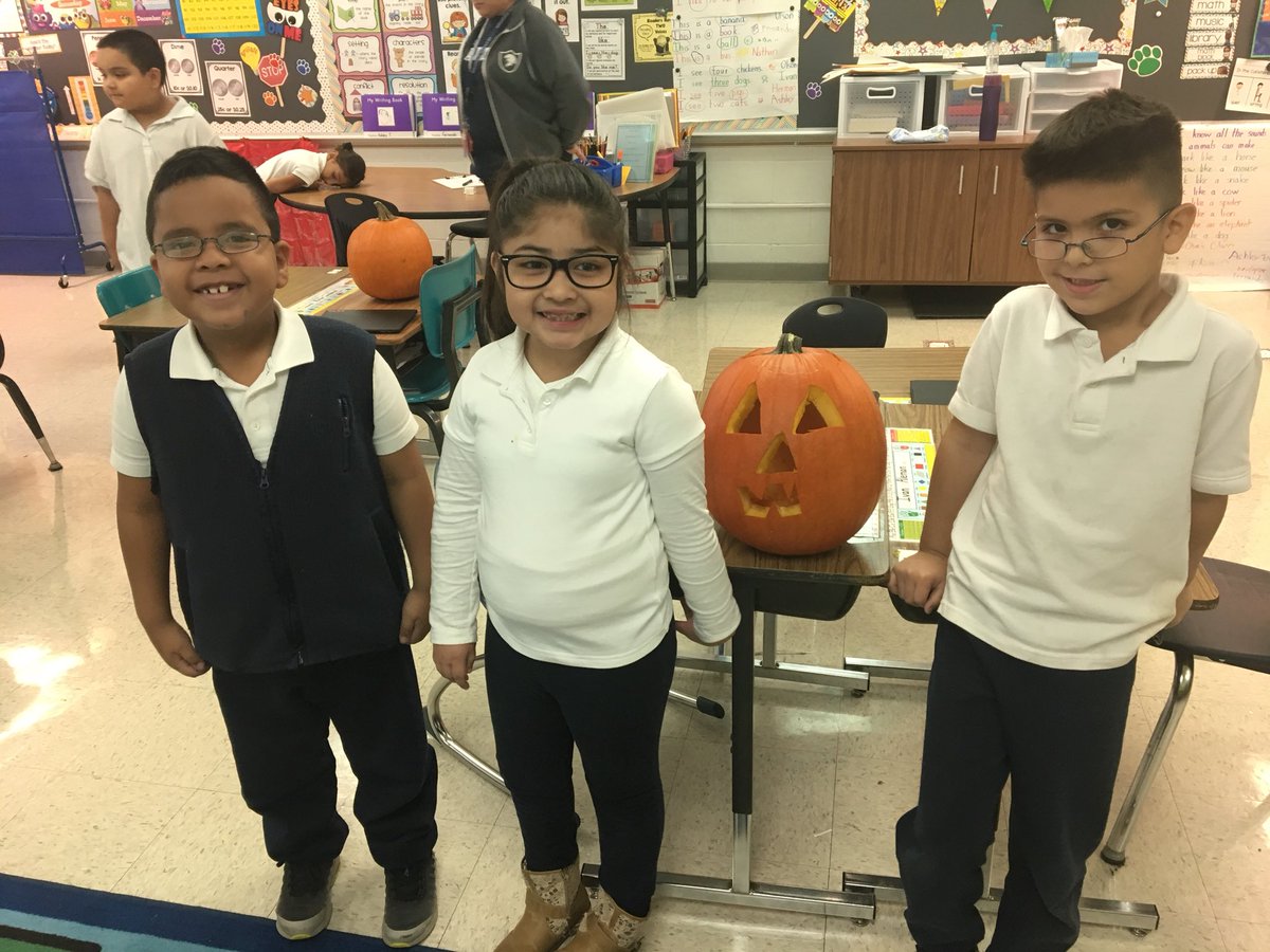 stepholson44's tweet photo. @erin_oreshkov carved pumpkins with us today! #D83Spartans https://t.co/XF9IUPwUA7