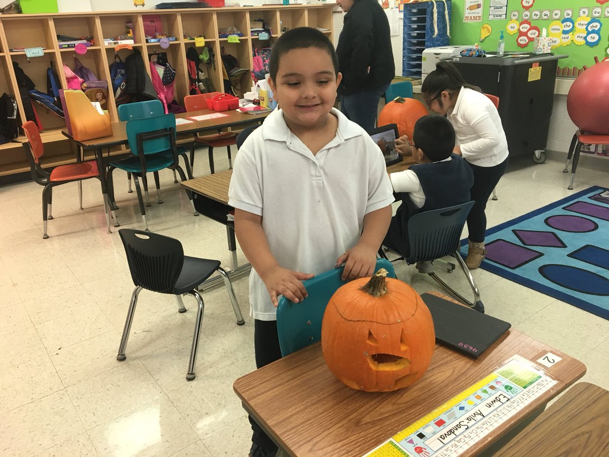 stepholson44's tweet photo. @erin_oreshkov carved pumpkins with us today! #D83Spartans https://t.co/XF9IUPwUA7
