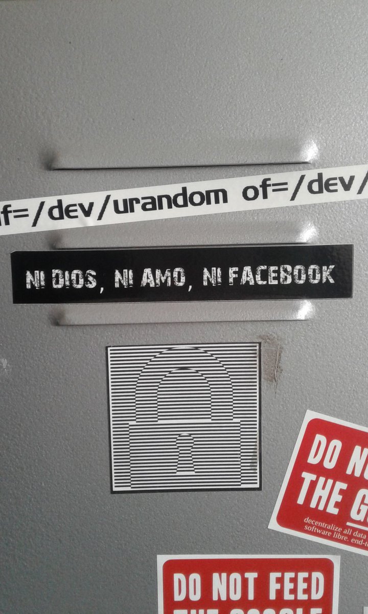 geo_domo's tweet photo. Ni dios, ni amo, ni facebook.
#Hackmitin2017 https://t.co/YwYog7UkV6