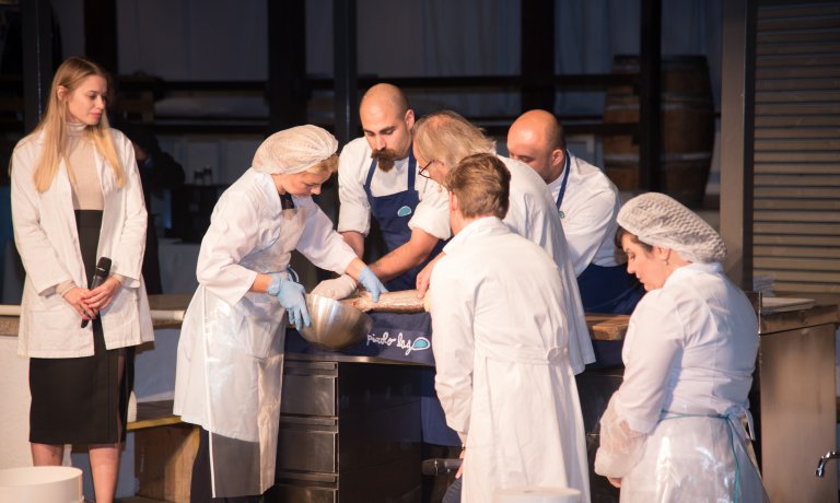 identitagolose's tweet photo. Sperimentato da @marcosaccochef un nuovo metodo sostenibile di estrazione delle preziose uova di storione https://t.co/Fq3DL5khPz https://t.co/RBNrAJ571q